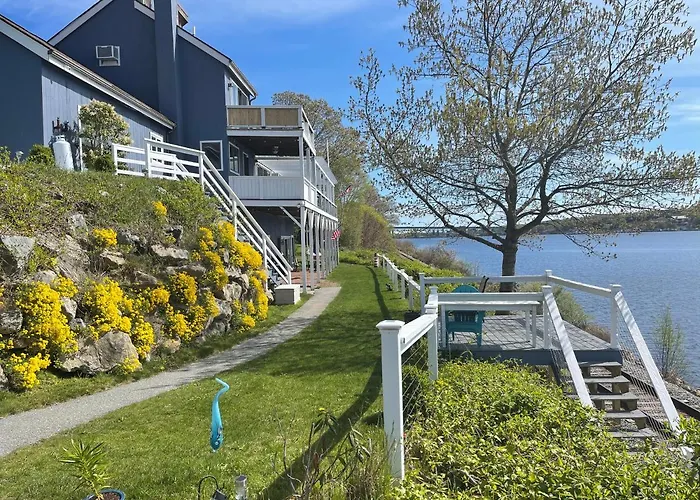 Riverside Retreat-Waterfront Walkout Apartment