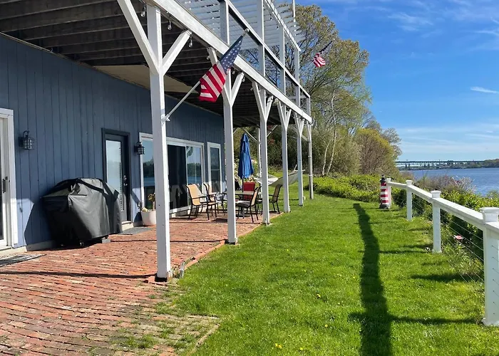 Riverside Retreat-Waterfront Walkout Apartment
