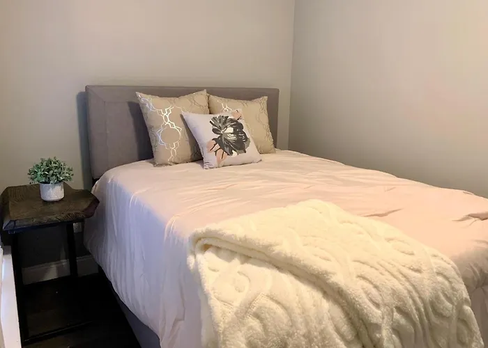 The Roulette Duplex: Niagara Falls Retreat with Private Yard & Parking