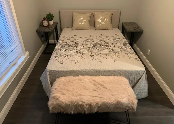 The Roulette Duplex: Niagara Falls Retreat with Private Yard & Parking