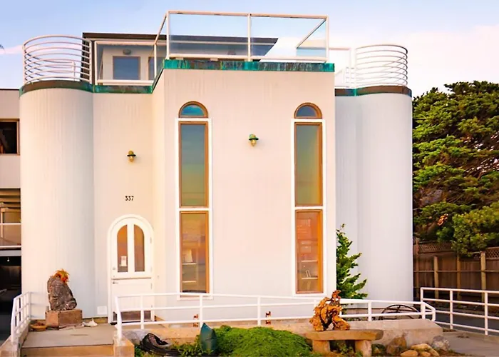 Beach Villa Home - Walk To Beaches Trails Restaurants Activities & More