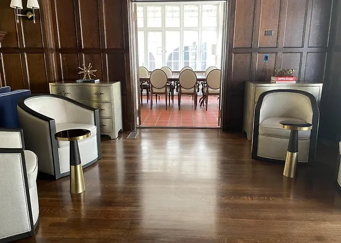 The Argus Hotel & Cocktail Lounge