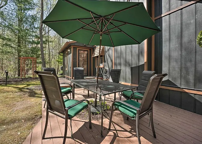 Sawyer Retreat W/ Fire Pit < 2 Mi To Beaches!