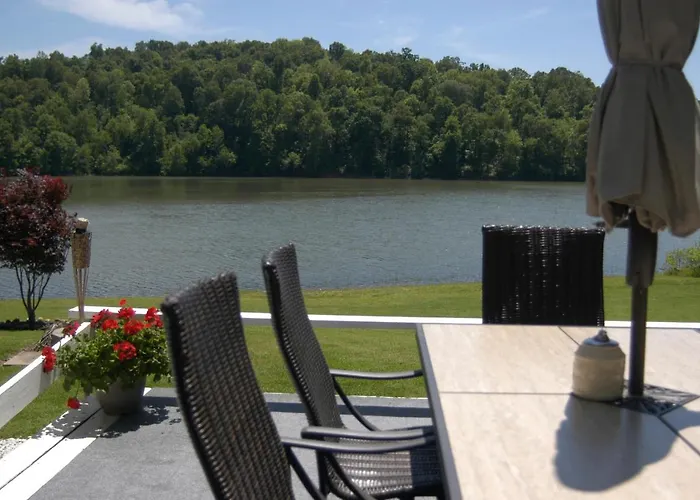 Lakehouse Has Spectacular View Plus Easy Access!