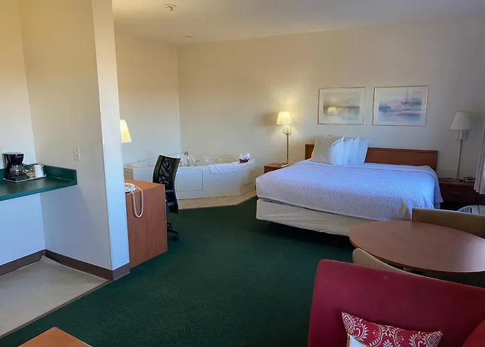 Carlyle Inn & Suites
