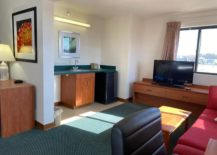 Carlyle Inn & Suites