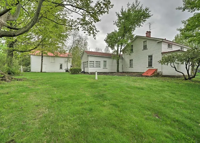 Romantic Country Apt By Lake Erie & Wineries!