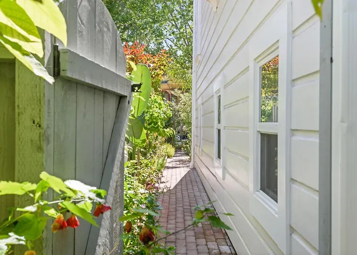 Garden Level Flat In 1885 Queen Anne Victorian Cottage In Alameda