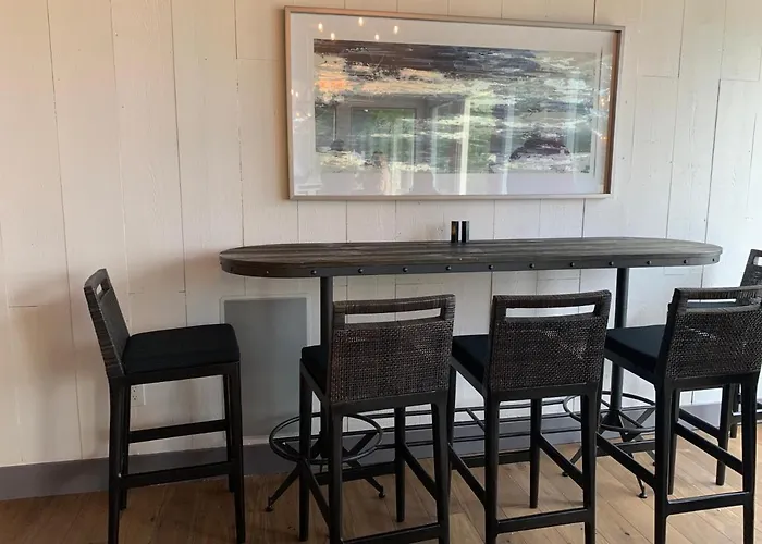 Smuggler'S Cove Inn