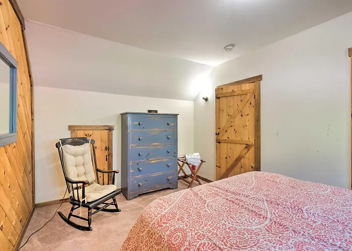 1 Mi To Downtown Bbh: Coastal Cabin W/ Deck & Yard