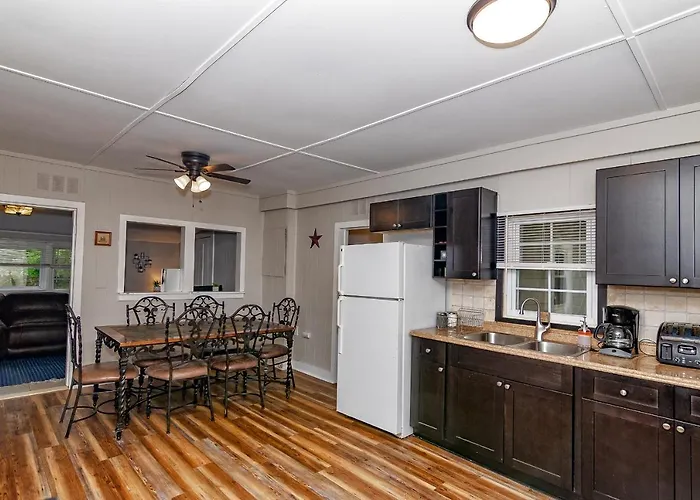 Camelback Cottage - On One Acre & Near Local Attractions