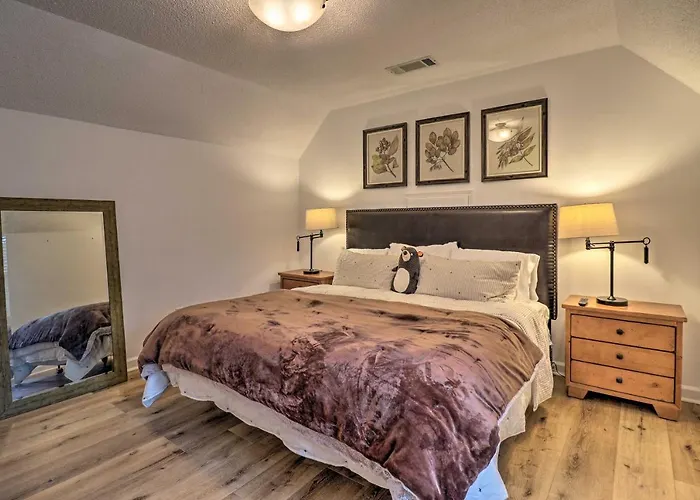 1 Mi To Downtown: Highlands Cottage W/ Sunroom