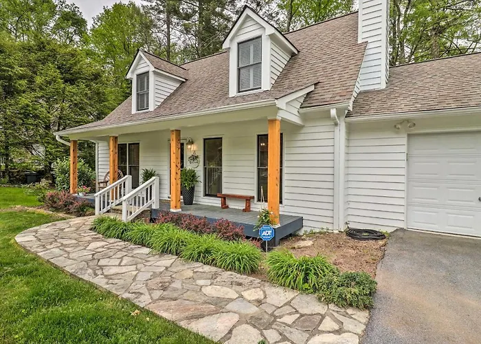 1 Mi To Downtown: Highlands Cottage W/ Sunroom