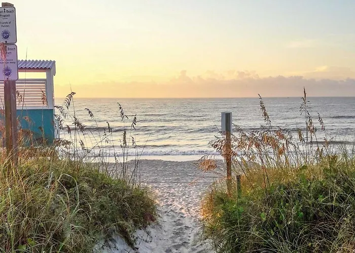 Condo W/ Balcony & Pool: Walk To 2 Beach Accesses!