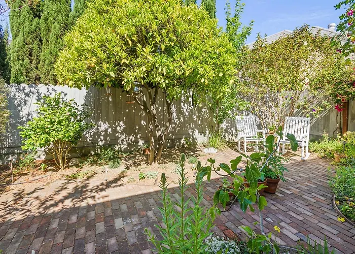 Garden Level Flat In 1885 Queen Anne Victorian Cottage In Alameda