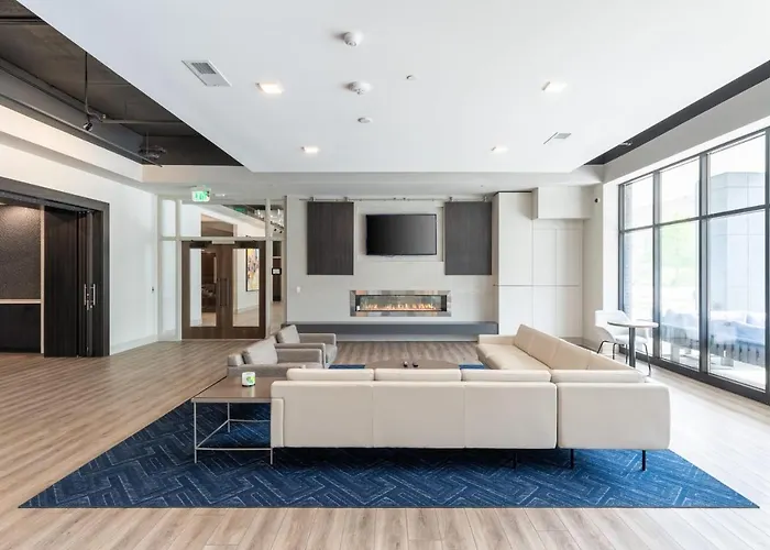 East Side Luxury 1Br Apt - Near Brady St With Balcony And Lounge - Sleeps 4