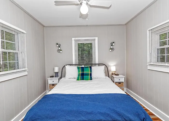 Camelback Cottage - On One Acre & Near Local Attractions