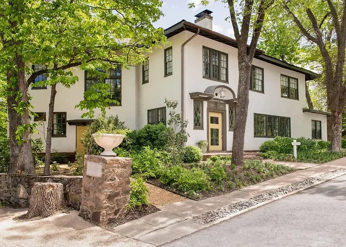 Oakhurst Inn At The University