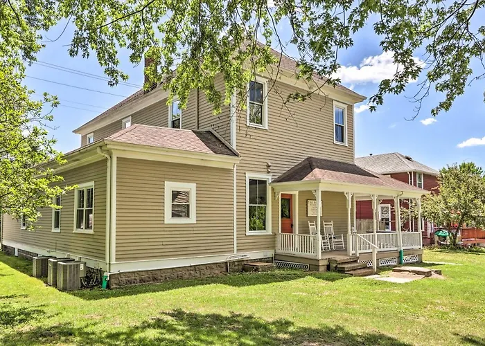 'The Ruebling House' Historic Defiance Apartment!