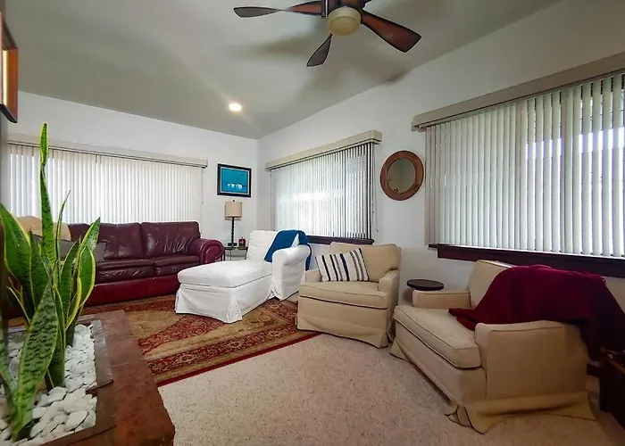Huge Historic, W/Large Yard & Close To Beach