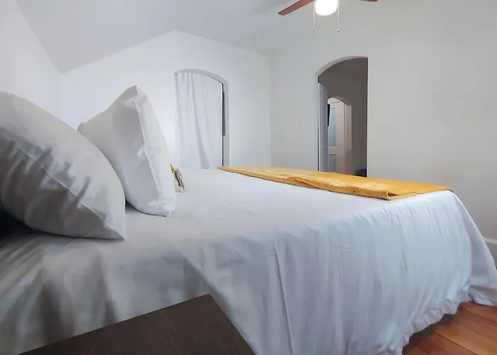Historic W/Deck, King Bed & Air By Lake Michigan