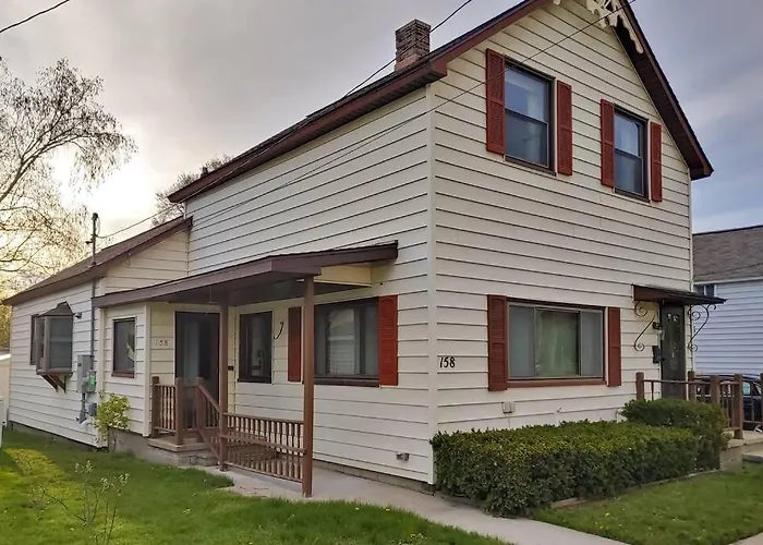 Huge Historic, W/Large Yard & Close To Beach