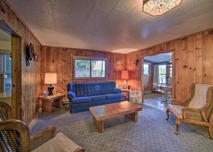 Riverfront Escape W/ Dock: 19 Mi To Saratoga!