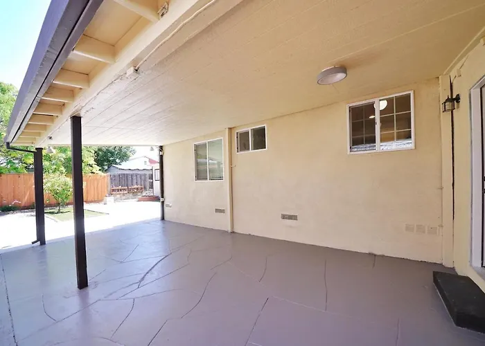 @ Marbella Lane - Vibrant 4Br Rwc Ldry + P