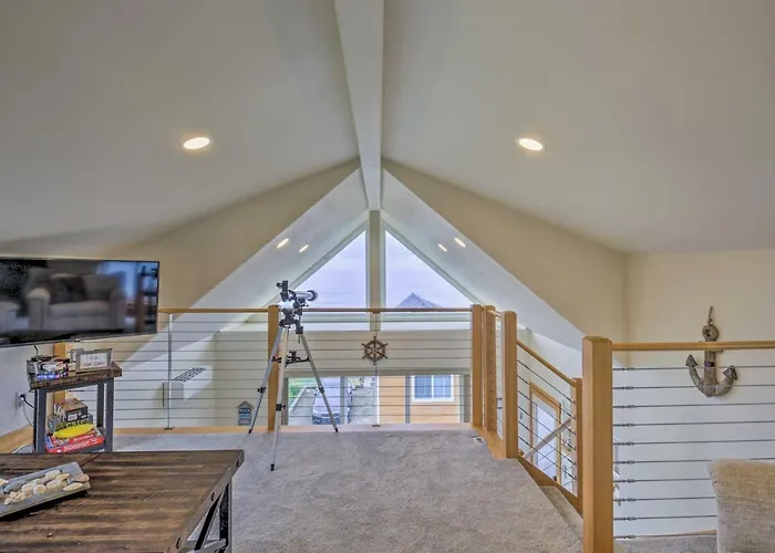 Yachats Gem W/ Private Beach Access, Views