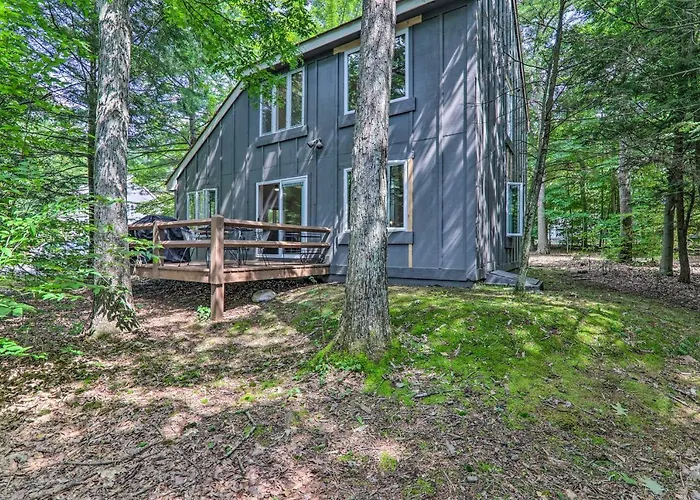 Unwind Fireside & Walk To Slopes! Poconos Getaway