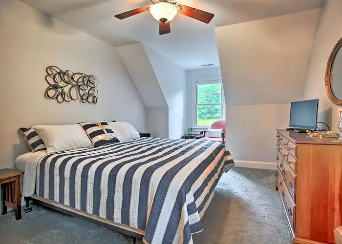 3 Mi To Beaches: Tranquil Cape Cod Escape W/ Deck