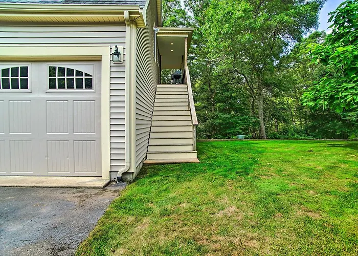 3 Mi To Beaches: Tranquil Cape Cod Escape W/ Deck