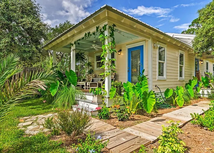 Tropical Studio: 1/4 Mi To Public Beach Access!