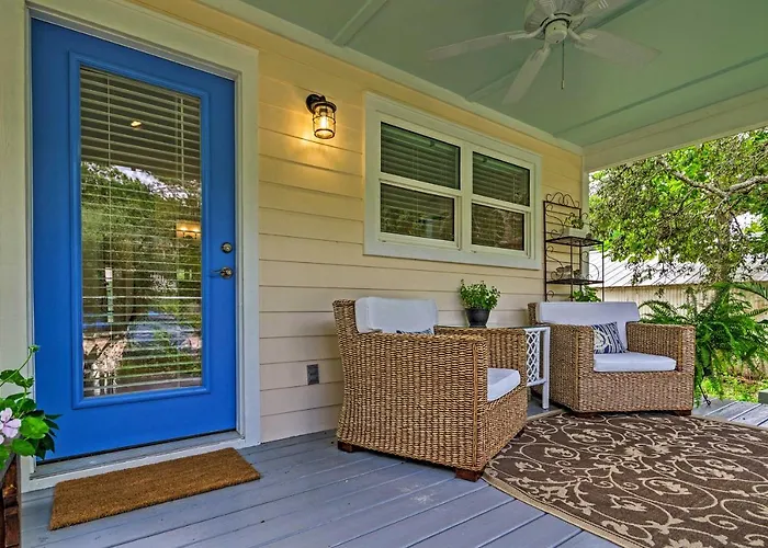 Tropical Studio: 1/4 Mi To Public Beach Access!