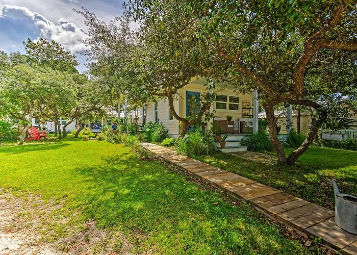 Tropical Studio: 1/4 Mi To Public Beach Access!