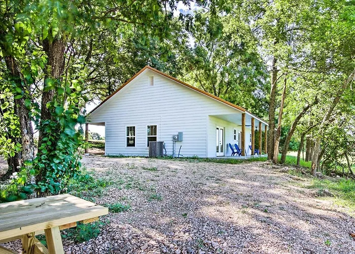 2 Mi To Marinas & Grove: Cozy Cabin W/ Grill