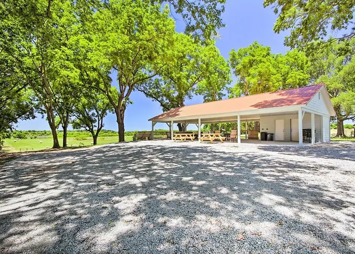2 Mi To Marinas & Grove: Cozy Cabin W/ Grill