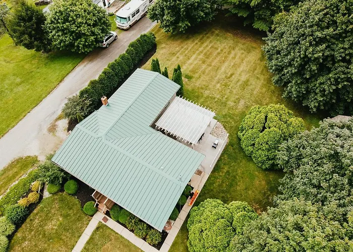 3 Bedroom Home Outside Of Berlin, Patio With Hot Tub!