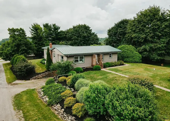 3 Bedroom Home Outside Of Berlin, Patio With Hot Tub!