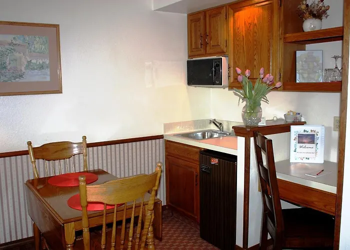 Lookout Inn Guesthouse And Suites