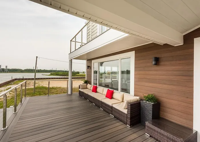 Lago-Mar Luxury Modern Waterfront Home