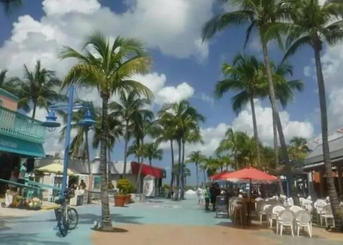 Luxury Beach Condo Located On The Bay In A Tropical Oasis!!!