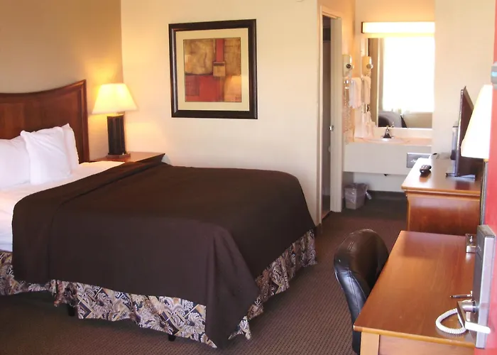 Trade Winds Central Inn