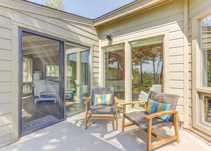 Mountain Views + Hot Tub: Airy Forest Escape!