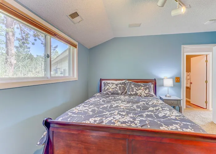 Mountain Views + Hot Tub: Airy Forest Escape!