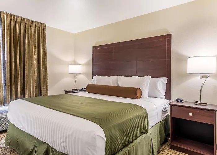 Cobblestone Hotel & Suites - Hutchinson