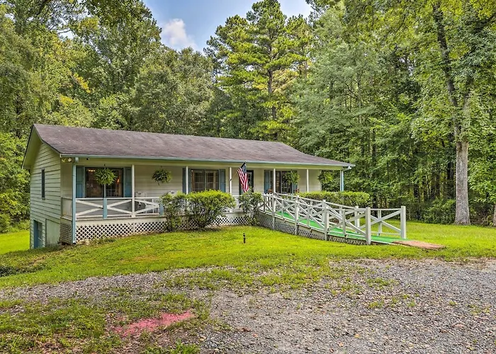 Quiet Home W/ Fire Pit - 1 Mi To Downtown Acworth!