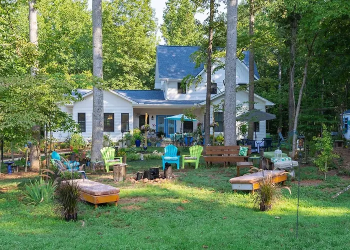 Charming Charlottesville Apt W/ Outdoor Space!