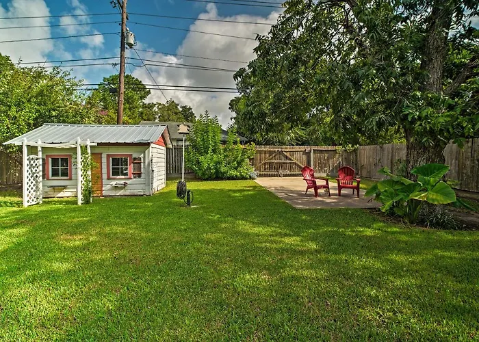 Pet-Friendly Brenham Cottage W/ Yard!