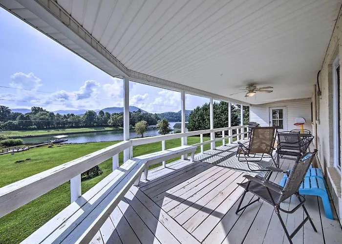 Pet-Friendly Waterfront Hayesville Cottage!